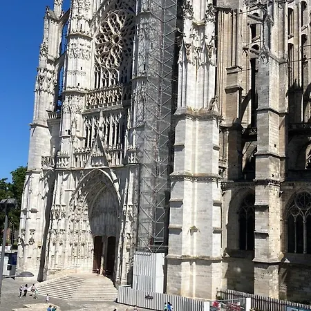 Apartamento Lovely Vue Cathedrale, Hyper Centre, Proche Aeroport Et Gare Sncf *