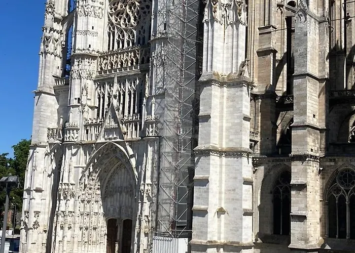 Apartament Lovely Vue Cathedrale, Hyper Centre, Proche Aeroport Et Gare Sncf *